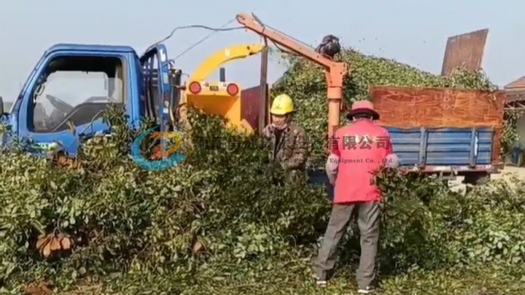 河南昌達園林綠化樹枝粉碎機浙江客戶訂指小型車載式樹枝粉碎車.jpg